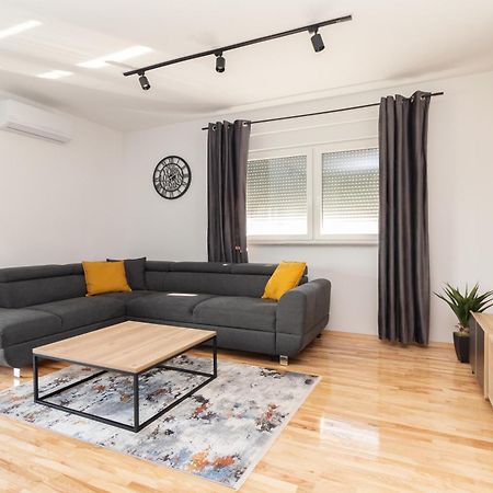 Modern And Spacious Apartment Helena Near The Beach Privlaka  Buitenkant foto
